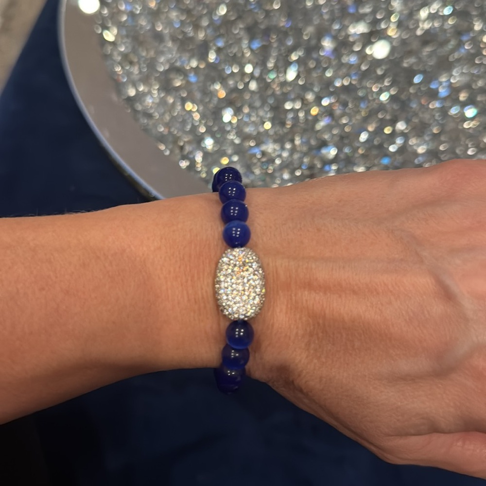 Blue bead bracelet with CZ charm strachtable